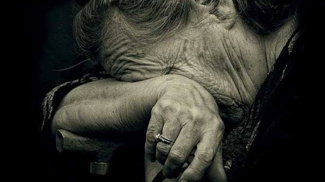 Может, и сама упала, а может, и помогли: в одной из квартир Николаева обнаружили старушку с синяками на лице