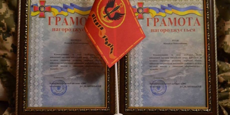 Титов и Пелипас теперь волонтеры – у них и грамота есть