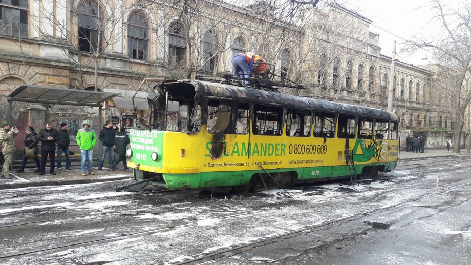 В Одессе сгорел трамвай - пассажиры выпрыгивали в окна 5