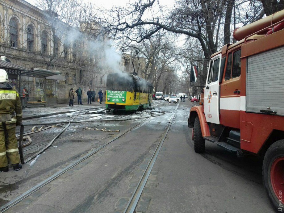 В Одессе сгорел трамвай - пассажиры выпрыгивали в окна 1