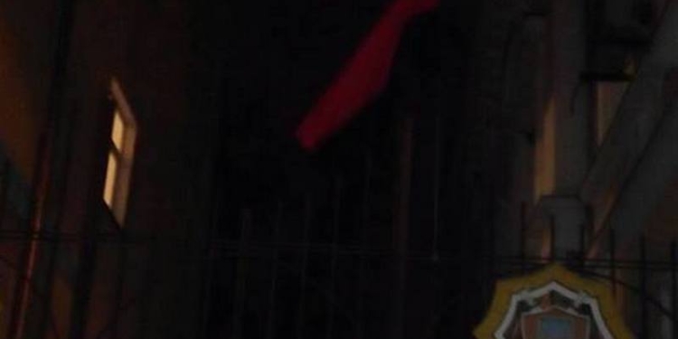 В Николаеве свободовцы вывесили черно-красный стяг над зданием ГУ НП в Николаевской области