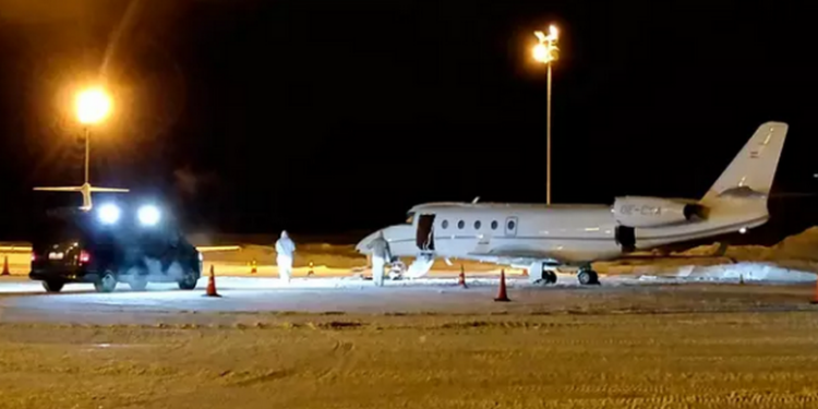 В Финляндии из-за несчастного случая погиб капитан самолета – его ударило входной дверью