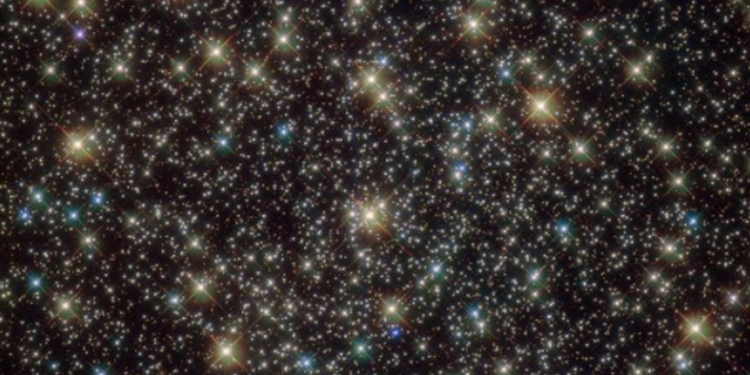 Телескоп Хаббл передал снимок сотен тысяч звезд