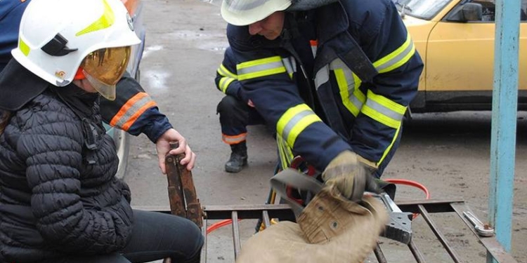 Интересно, кто эту лавку ставил? В Николаеве только с помощью спасателей удалось освободить ногу девочки, зажатую в решетке скамейки