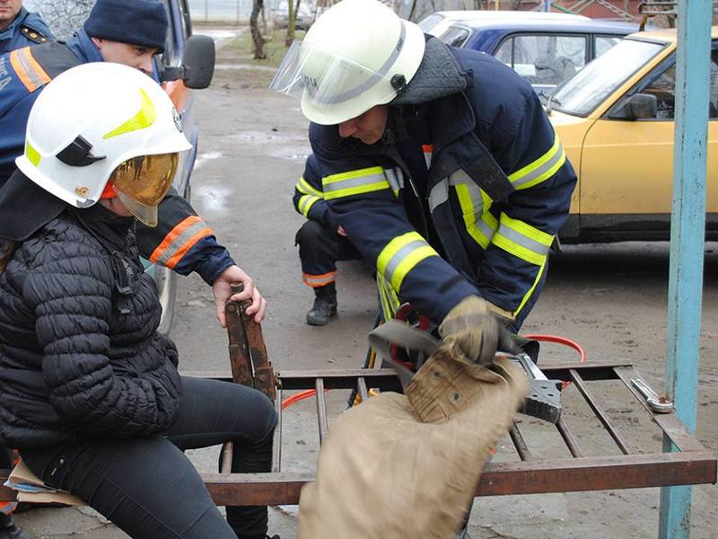 Интересно, кто эту лавку ставил? В Николаеве только с помощью спасателей удалось освободить ногу девочки, зажатую в решетке скамейки 3