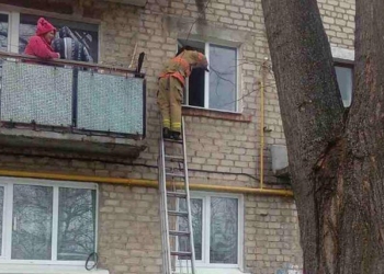 В Первомайске малыш закрыл мать на балконе: выпускать ее пришлось спасателям