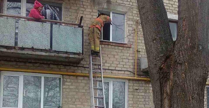 В Первомайске малыш закрыл мать на балконе: выпускать ее пришлось спасателям