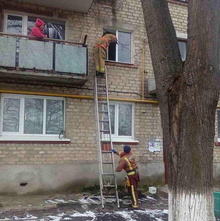 В Первомайске малыш закрыл мать на балконе: выпускать ее пришлось спасателям 1