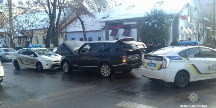 Патрульные остановили Range Rover за нарушение ПДД. Оказалось, он в угоне