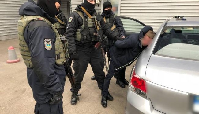 Чиновников миграционной службы взяли на продаже биометрических паспортов и наркотиков