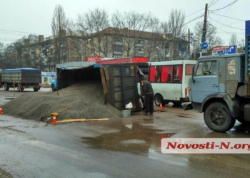 Воробьиная удача: в Николаеве у фуры перевернулся прицеп, несколько тонн семечек высыпалось на рельсы