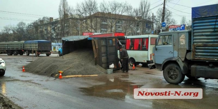 Воробьиная удача: в Николаеве у фуры перевернулся прицеп, несколько тонн семечек высыпалось на рельсы