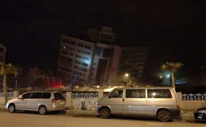 В результате мощного землетрясения на Тайване частично обрушилось здание отеля с людьми 5