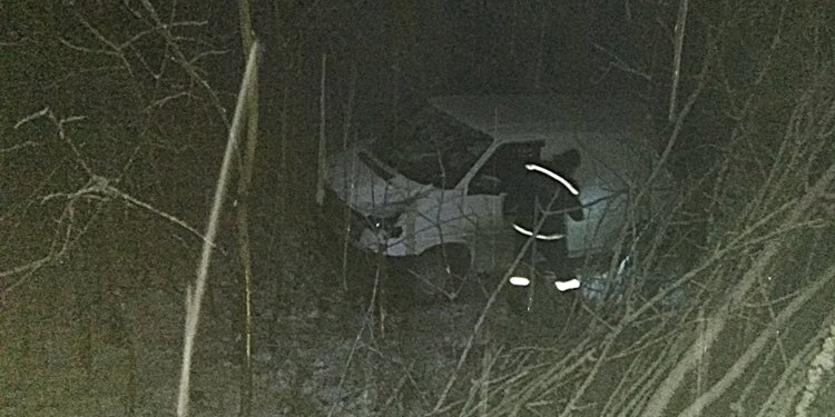 Николаевским спасателям пришлось доставать из кювета автомобиль, в котором была семья с двумя детьми