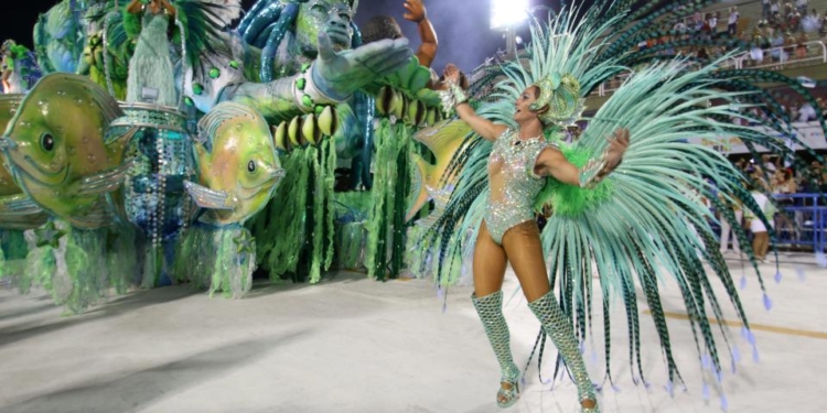 Танцуют все: сегодня в бразильском Рио-де-Жанейро открылся всемирно известный традиционный карнавал