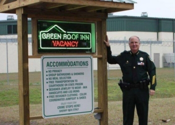 «Есть свободные номера»: в американской Флориде шериф заказал для тюрьмы новую неоновую вывеску, как для отеля