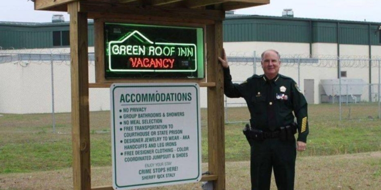 «Есть свободные номера»: в американской Флориде шериф заказал для тюрьмы новую неоновую вывеску, как для отеля