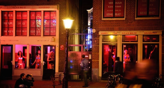 Чтобы защитить работниц секс-индустрии, для туристов в Квартале красных фонарей в Амстердаме введут новые правила