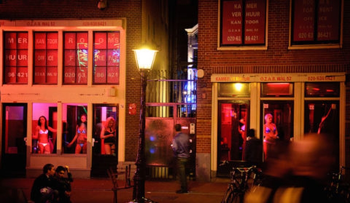 Чтобы защитить работниц секс-индустрии, для туристов в Квартале красных фонарей в Амстердаме введут новые правила 1