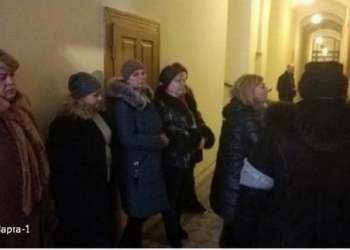 Около 20 предпринимателей с львовского рынка «Привокзальный» объявили голодовку под кабинетом городского головы Львова Андрея Садового