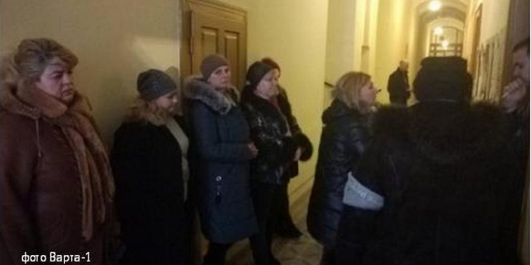 Около 20 предпринимателей с львовского рынка «Привокзальный» объявили голодовку под кабинетом городского головы Львова Андрея Садового