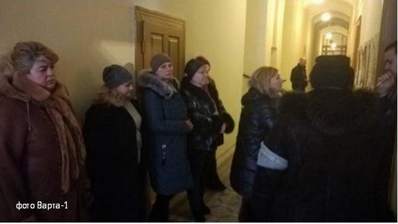 Около 20 предпринимателей с львовского рынка «Привокзальный» объявили голодовку под кабинетом городского головы Львова Андрея Садового 1