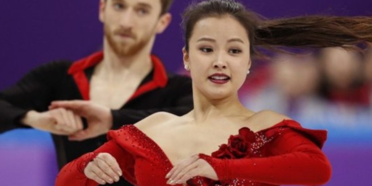 Зимняя Олимпиада-2018: молодая корейская фигуристка на собственном опыте познала, что бывает, когда костюмчик «не сидит»