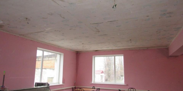 Потолок в Новобугском педагогическом колледже рухнул из-за отсутствия вентиляции и нарушений технологий при его монтаже