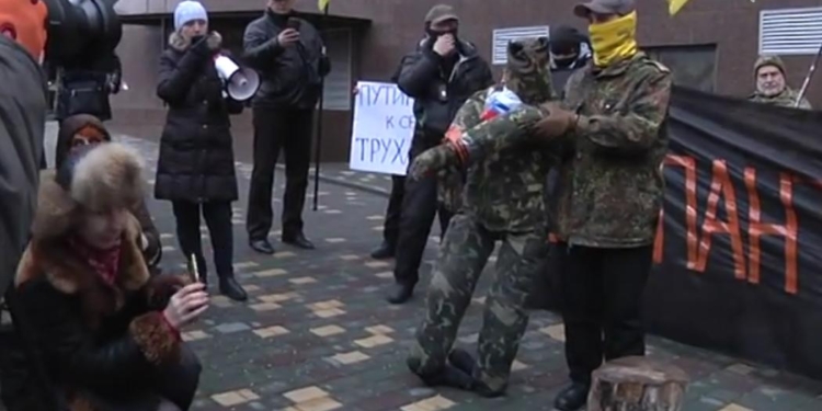 В память о боях под Дебальцево: в Одессе под стенами консульства РФ сожгли чучело российского военного