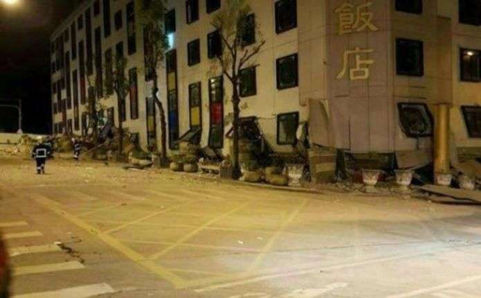 В результате мощного землетрясения на Тайване частично обрушилось здание отеля с людьми 7
