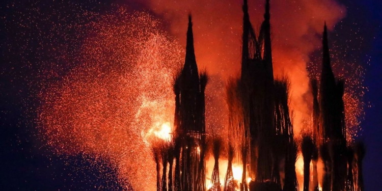 Скрепы. В России на Масленицу построили и сожгли готический собор