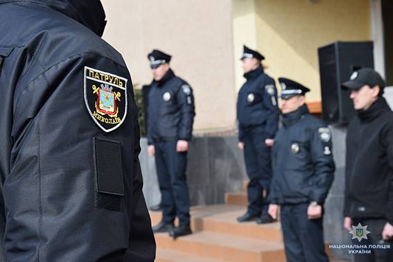 Плюс 67: в Николаеве патрульные полицейские присягнули на верность украинскому народу 1