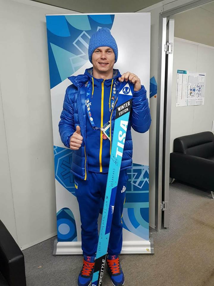 Олимпийский чемпион по фристайлу из Николаева Александр Абраменко передал свою «золотую» лыжу в Олимпийский музей в Лозанне 3