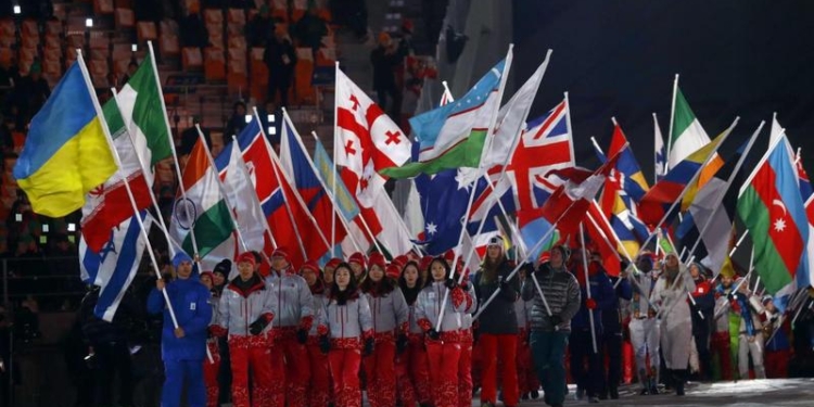 Александр Абраменко вынес флаг Украины на церемонии закрытия Олимпиады