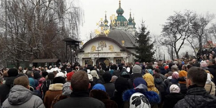 В Киеве активисты требуют снести часовню УПЦ МП, которую возвели возле фундамента Десятинной церкви