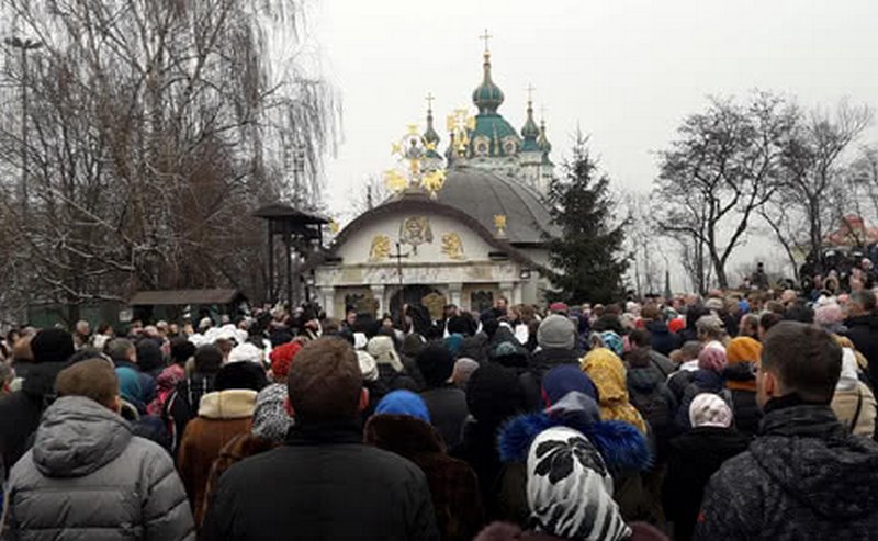 В Киеве активисты требуют снести часовню УПЦ МП, которую возвели возле фундамента Десятинной церкви 15
