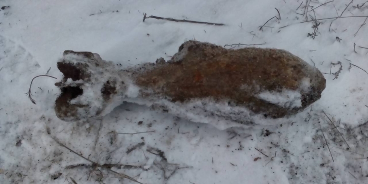 В Березанке мужчина искал металлолом, а нашел ржавую минометную мину