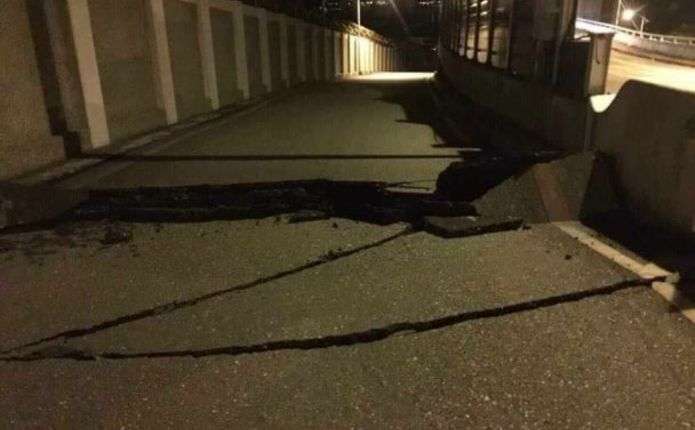 В результате мощного землетрясения на Тайване частично обрушилось здание отеля с людьми 9