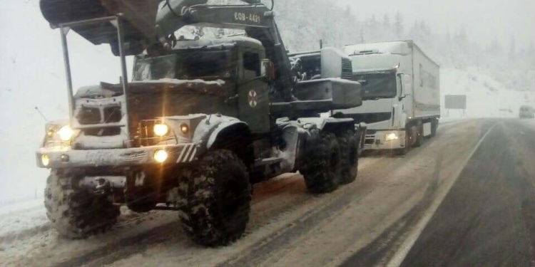 Закарпатье завалило снегом: заторы на трассах, полностью или частично обесточено 19 населенных пунктов