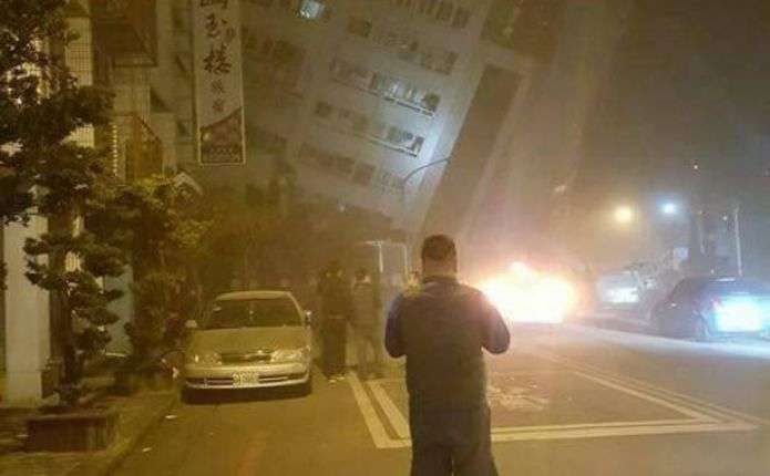 В результате мощного землетрясения на Тайване частично обрушилось здание отеля с людьми 11