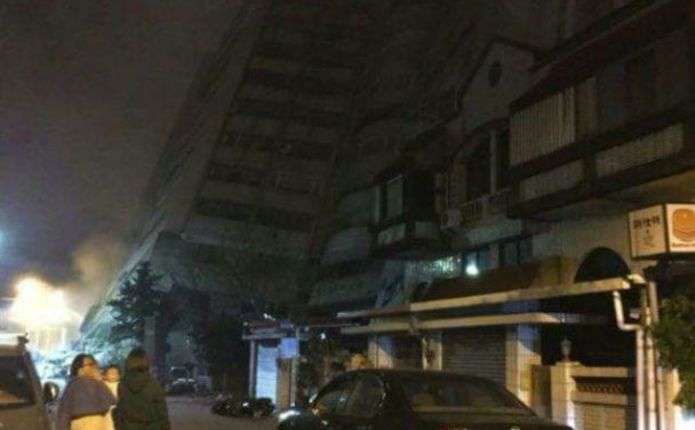 В результате мощного землетрясения на Тайване частично обрушилось здание отеля с людьми 13