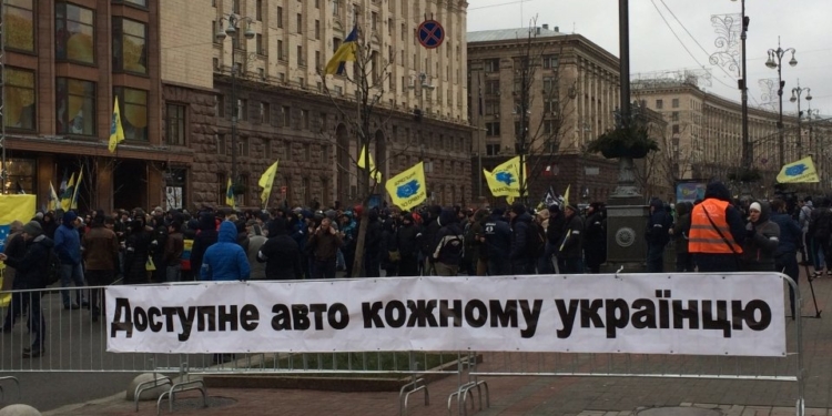 В центре Киева протестуют водители авто на «евробляхах»