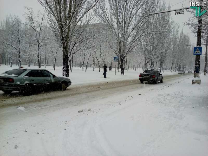 В Николаеве нежданно пошел снег. Но транспортного коллапса нет 5