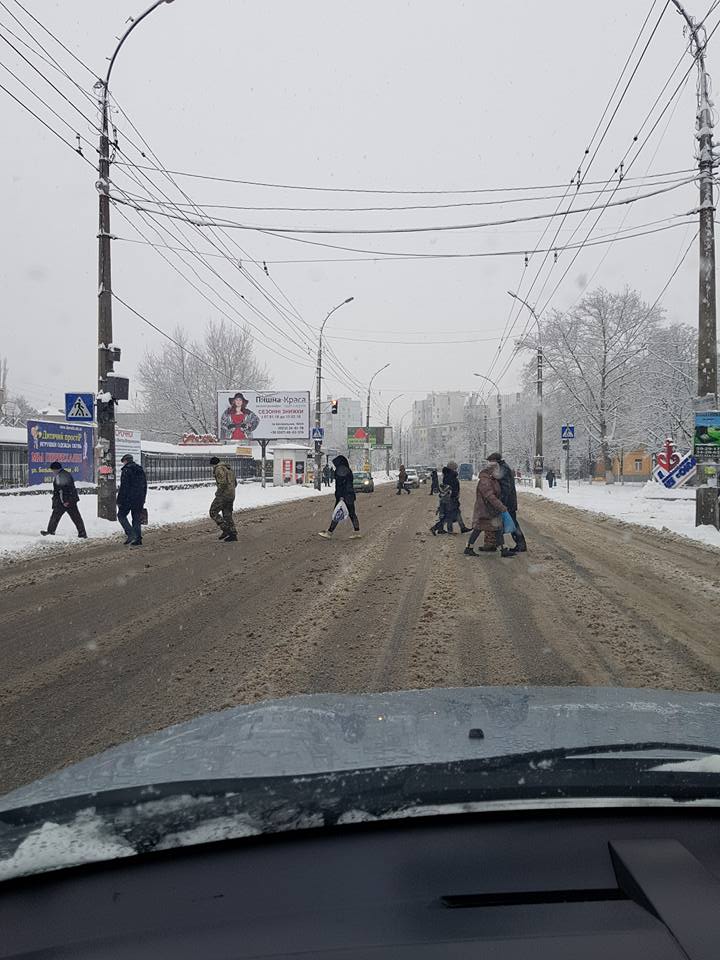 В Николаеве дороги начали посыпать солью сегодня с 4 часов утра 2