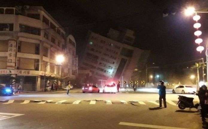 В результате мощного землетрясения на Тайване частично обрушилось здание отеля с людьми 3