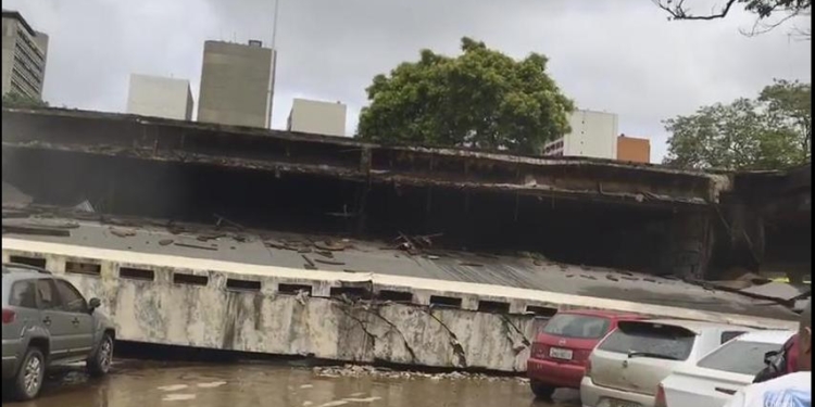 В столице Бразилии внезапно рухнула тридцатиметровая часть дорожной эстакады