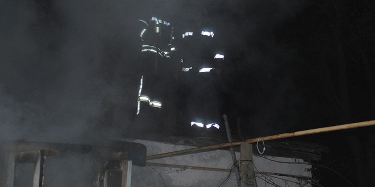 В Николаеве спасатели тушили деревянную пристройку, которая грозила поджечь жилой дом