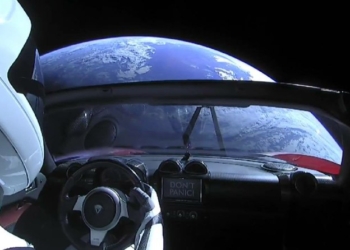 Ракета Илона Маска доставила его автомобиль Tesla к гелиоцентрической орбите вокруг Солнца