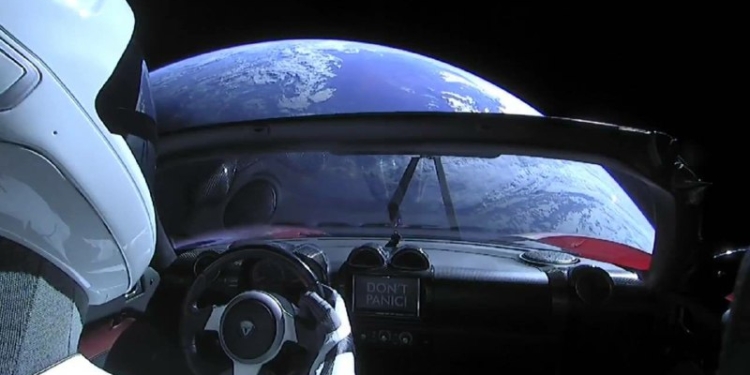 Ракета Илона Маска доставила его автомобиль Tesla к гелиоцентрической орбите вокруг Солнца