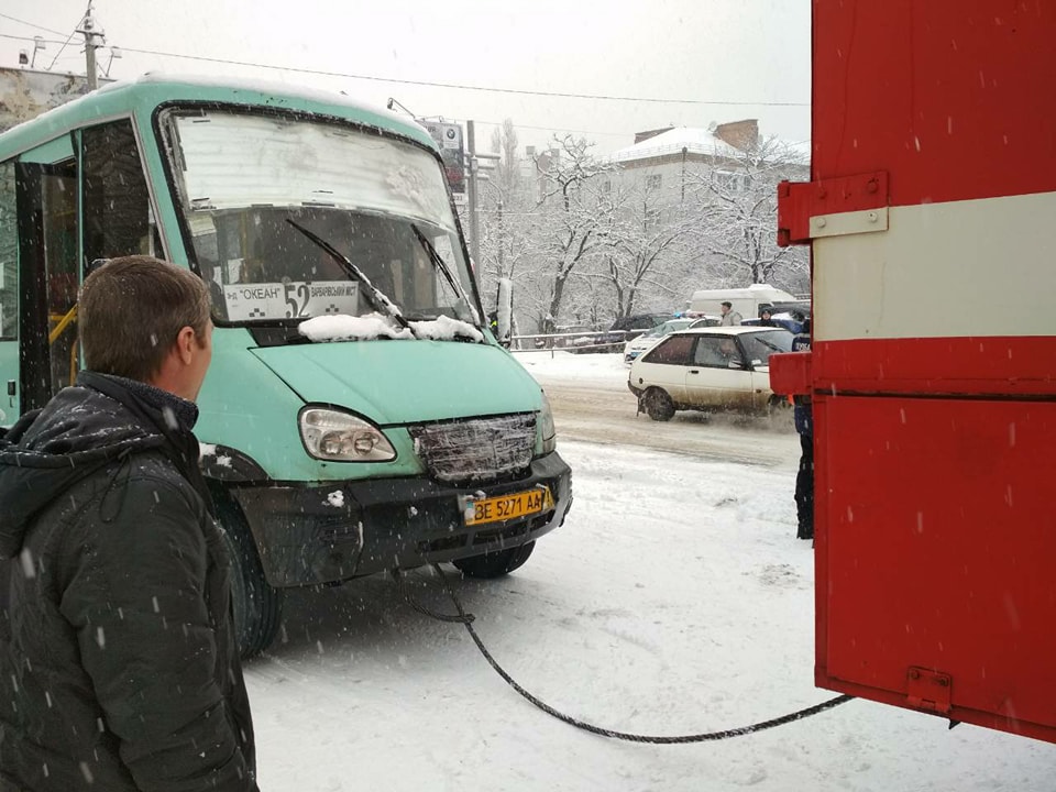 За минувшие сутки николаевские спасатели вытащили из снежных заносов 8 автомобилей 1